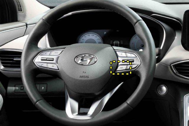 더 뉴 싼타페에는 기존 모델에 없는 차로유지보조(LFA) 버튼이 추가된다(노란색 네모 안) (사진=현대차)