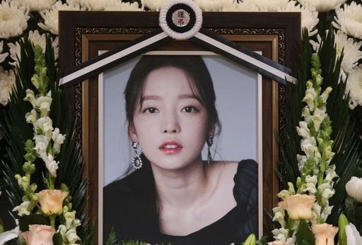 지난해 11월25일 오후 서울성모병원 장례식장에 마련된 빈소에 놓인 가수 겸 배우 구하라의 영정사진. 연합뉴스