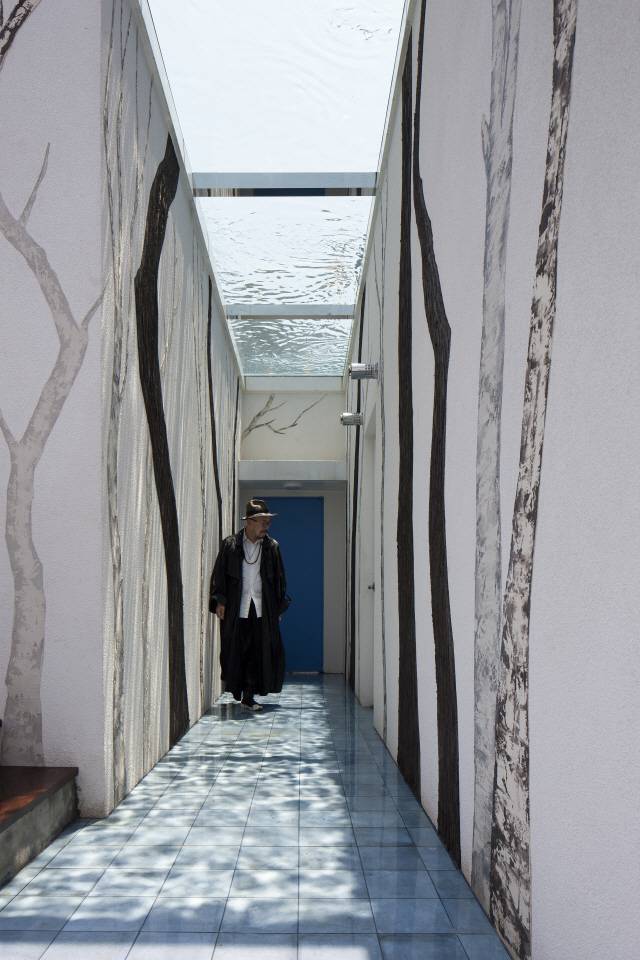 실내에서 루프톱으로 연결된 통로. 천장에 투명한 패널을 설치하고 물을 담아 물그림자가 통로에 비친다. /사진제공=ⓒ김재윤