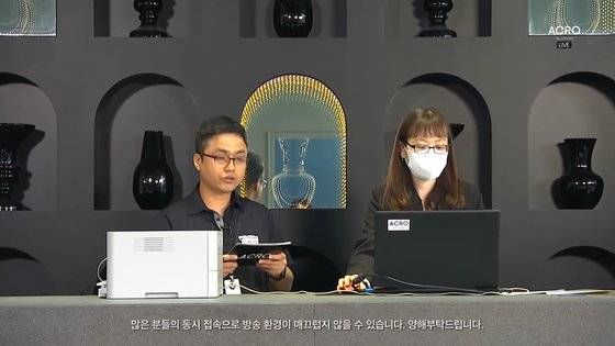 17억~37억원의 아크로서울포레스트 미분양분 3가구 모집에 26만여명이 몰린 가운데 유튜브 생방송으로 당첨자를 추첨으로 선정했다.