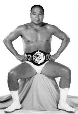 세계챔피언 벨트를 차고 당당한 포즈를 취한 김일.