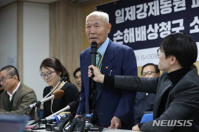 [서울=뉴시스]김선웅 기자 = 대법원이 강제징용 피해자에게 일본기업이 1억원을 배상하라고 판결을 내린 지난 2018년 10월30일 오후 서울 서초구 민주사회를위한변호사모임(민변)에서 강제징용 피해자 이춘식 씨가 승소 후 소감을 말하고 있다. 2018.10.30. mangusta@newsis.com