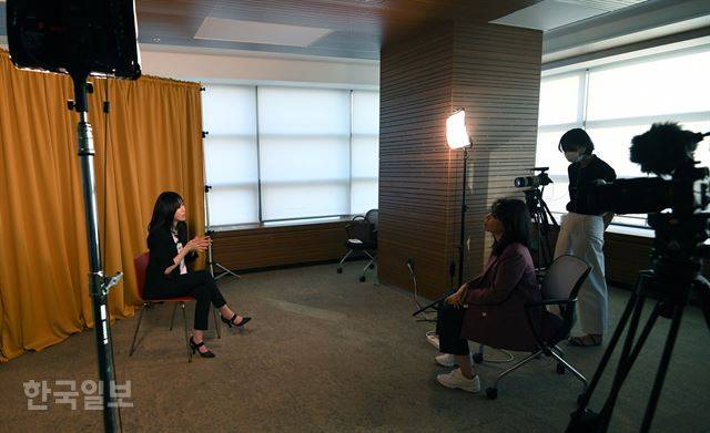 그녀는 3년 전 현업에선 은퇴했지만, ‘부자언니’ 자체를 콘텐츠로 만들어 TV에서, 유튜브에서, 책에서 전파하고 있다. ‘글로벌 부자언니’가 다음 목표다. 그녀가 한국일보 영상 채널 PRAN과 촬영하는 모습. 서재훈 기자