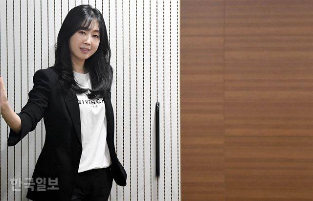 그녀는 “남들처럼 살아서는 다른 삶을 살 수 없다”고 말한다. “뼈를 갈아 넣으며 일했던 시기가 없었다면 지금의 여유도 없었겠죠.” 그녀가 체득한 삶의 진리다. 서재훈 기자