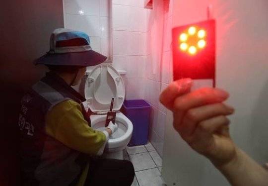 서울시 여성안심보안관이 청파동의 한 여성 화장실에서 전자파탐지기로 몰래카메라가 숨겨져 있는지 점검하고 있다. 김상선 기자