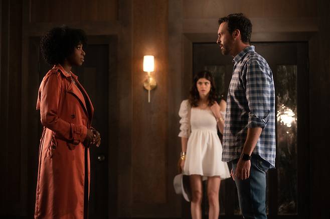 2019년을 살아가는 변호사 테일러(커비 하웰-밥티스트)는 누구보다 ‘쿨’한 결혼생활을 유지하지만, 자신의 애인을 집에 들이게 되며 예기치 못한 상황에 놓이게 된다. 왓챠플레이 제공