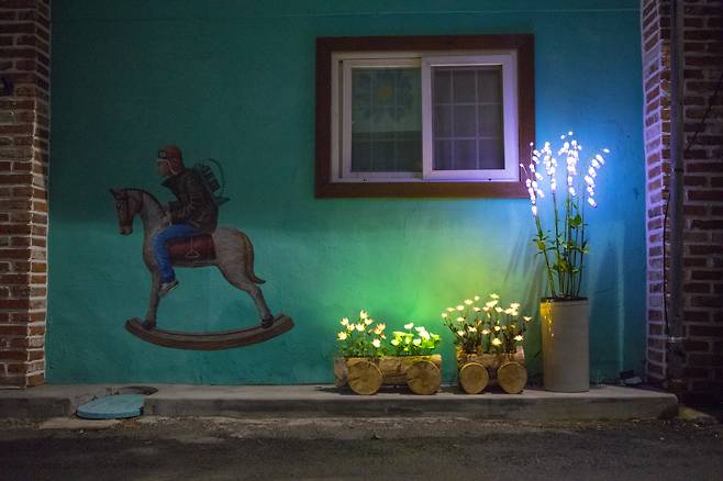 밤이 되면 곳곳에 주민들이 만든 LED 꽃이 피어난다. 마을호텔 18번가 협동조합 제공