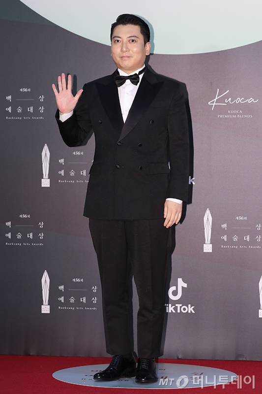배우 박명훈이 5일 오후 경기도 고양시 킨텍스에서 열린 제56회 백상예술대상 시상식 레드카펫 행사에서 포즈를 취하고 있다. /사진제공=백상예술대상 사무국