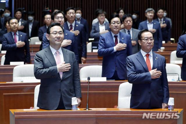 [서울=뉴시스] 최동준 기자 = 주호영 미래통합당 원내대표, 이종배 정책위의장을 비롯한 의원들이 5일 서울 여의도 국회에서 열린 3차 의원총회에서 국민의례를 하고 있다. 2020.06.05.  photocdj@newsis.com