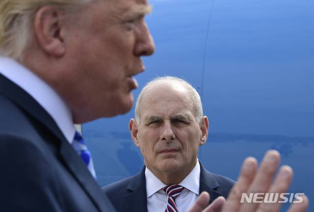 [앤드루스공군기지=AP/뉴시스]존 켈리 전 백악관 비서실장(정면)이 지난 2018년 5월4일 앤드루스공군기지에서 도널드 트럼프 대통령 발언을 지켜보는 모습. 2020.06.05.