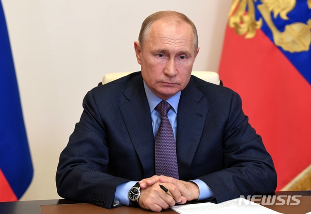 [모스크바=AP/뉴시스]블라디미르 푸틴 러시아 대통령이 3일 러시아 모스크바의 관저에서 전화회의에 참석하고 있다. 그는 이날 시베리아의 한 발전소 저장시설에서 약 2만t의 경유가 유출돼 수로가 오염됨에 따라 시베리아 지역에 비상사태를 선포했다.