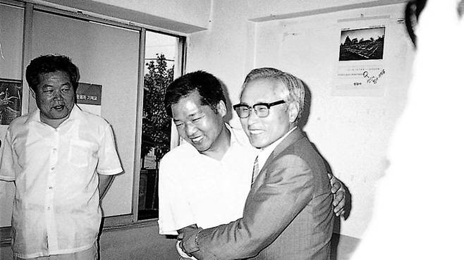 석방되어 돌아온 김태홍 사무국장을 반갑게 맞이하는 송건호 회장