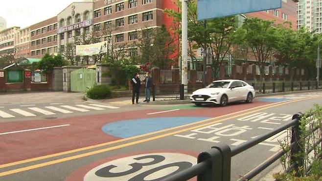 기존 4개 차선을 2개로 줄인  경기도 수원의 한 초등학교 앞