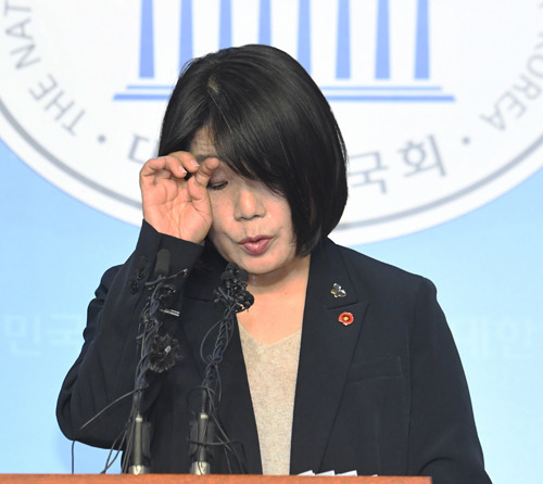 윤미향 더불어민주당 의원이 5월 29일 서울 여의도 국회 소통관에서 정의기억연대 활동과 관련한 의혹을 해명하는 기자회견을 하고 있다. [사진공동취재단]
