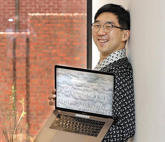 피아노 곡 ‘아메리카 더 뷰티풀’의 악보를 펼쳐 든 김택수. 그는 “들을 때도, 연주할 때도, 악보를 보고 공부할 때도 재미있는 곡을 쓰고 싶다”고 했다. /이진한 기자