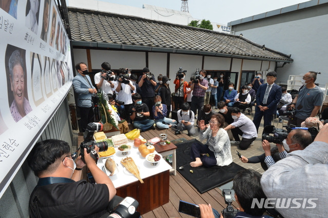 [대구=뉴시스]이무열 기자 = 일본군 위안부 피해자인 여성인권운동가 이용수(92) 할머니가 6일 오전 대구 중구 희움역사관에서 열린 대구·경북 일본군 '위안부' 피해자 추모의 날 행사에 참석해 애도를 표하며 정의기억연대를 향한 비판을 쏟아내고 있다. 2020.06.06. lmy@newsis.com