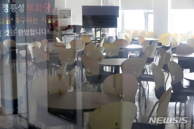 [서울=뉴시스]홍효식 기자 = 건강용품 판매업체인 '리치웨이'와 관련해 신종 코로나바이러스 감염증(코로나19) 확진자가 10명으로 집계된 지난 4일 오후 서울 관악구 소재 폐쇄된 리치웨이 사무실 내부가 보이고 있다. 2020.06.04. yesphoto@newsis.com