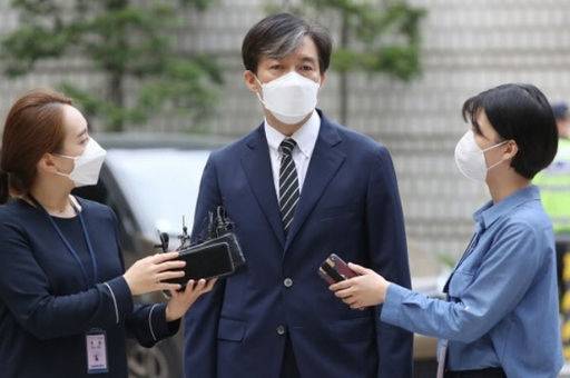 조국 전 법무부 장관(가운데)이 5일 자신의 직권남용 혐의 재판에 출석하며 취재진의 질문에 답하고 있다. 연합뉴스