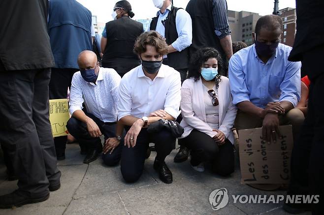 쥐스탱 트뤼도 캐나다 총리가 5일(현지시간) 캐나다 오타와에서 열린 인종차별 반대 시위에 깜짝 참여해 무릎 꿇기를 하는 모습.[AFP=연합뉴스]