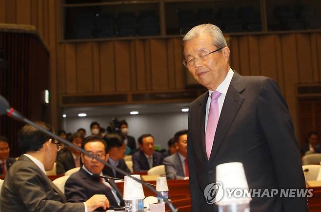 자리로 돌아가는 김종인 지난 4일 미래통합당 의원총회에서 발언한 뒤 자리로 돌아가고 있는 김종인 비상대책위원장. [연합뉴스 자료사진]