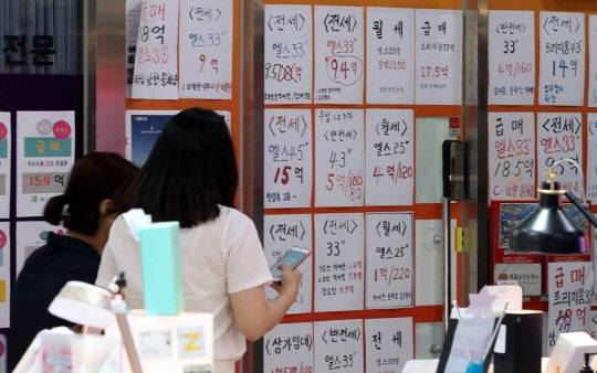 정부가 집값을 잡겠다며 내놓은 규제 정책이 되려 전셋값을 밀어올리고 있다. 서울 아파트 전셋값이 작년 7월부터 48주 연속 상승세를 이어가고 있다. 시민들이 서울의 한 부동산공인중개업소에 걸린 아파트 급매물 시세를 살펴보고 있다. <연합뉴스>