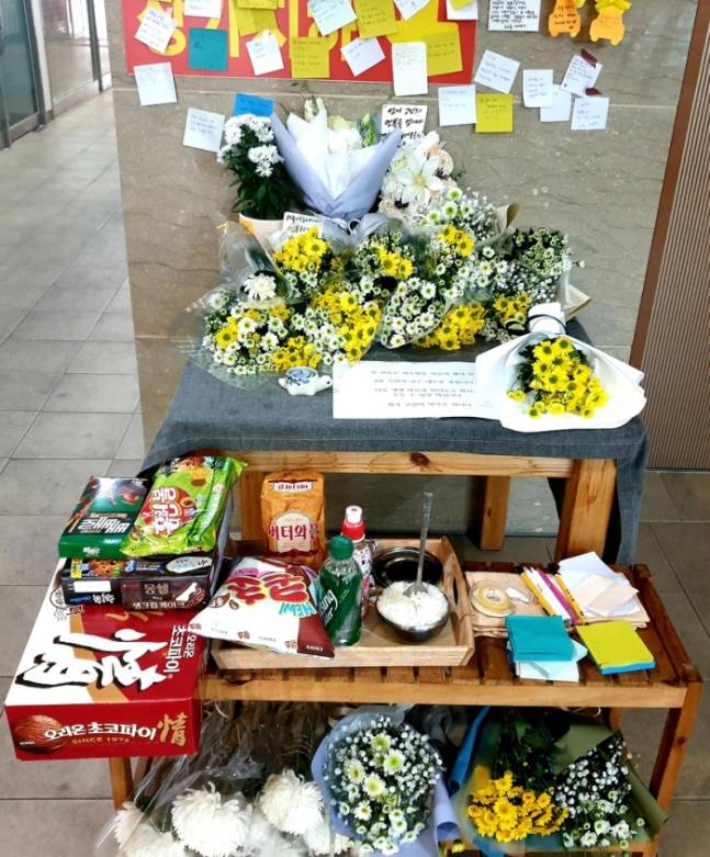 여행용 가방에 7시간 감금됐다가 숨진 9살 소년이 살았던 충남 천안의 한 아파트 상가에 주민들이 만든 추모공간. 연합뉴스