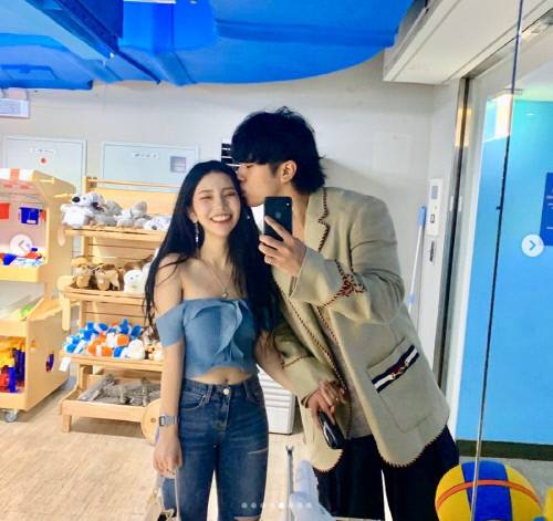 가수 오반(오른쪽)과 그의 여자친구. 출처|오반 개인 SNS