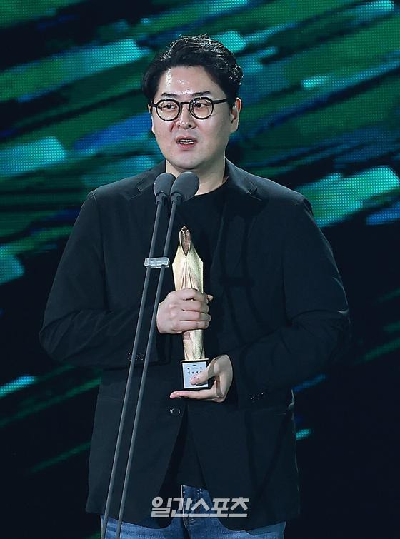 제56회 백상예술대상 영화부문 시나리오상 ‘엑시트’ 이상근 감독