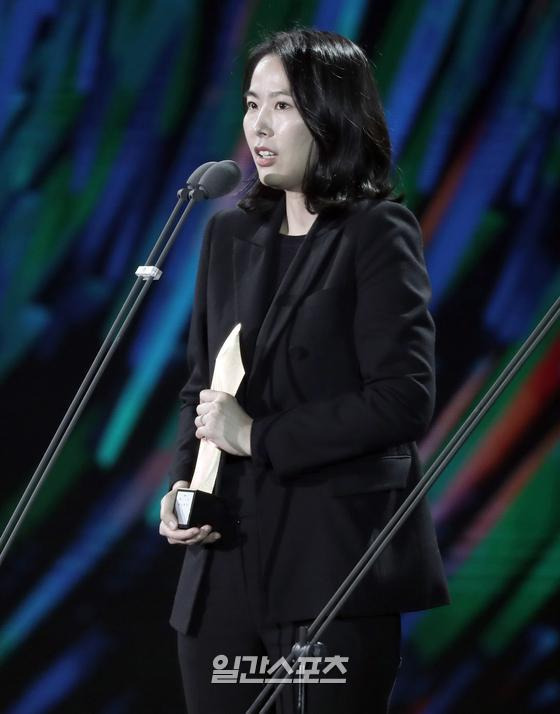 제56회 백상예술대상 영화부문 감독상 ‘벌새’ 김보라 감독