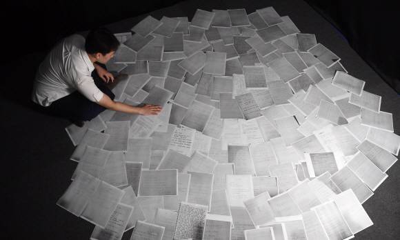 수북이 쌓인 TCC 피해자 사실확인서 - ‘TCC(트레이드코인클럽) 사건’ 피해자모임 대표 김희수씨가 7일 서울신문 편집국 내 스튜디오 바닥에 놓인 TCC 투자 피해자 150명 분량의 사실확인서들을 펼쳐 보이고 있다. 서울신문 취재 결과 이모씨 등 3명이 TCC 관련 암호화폐에 투자했다가 돈을 잃자 스스로 삶을 등졌다. 피해자모임은 전국의 피해자들과 연대해 검찰의 직접 수사를 요구하는 고소장을 제출하기로 했다.정연호 기자 tpgod@seoul.co.kr