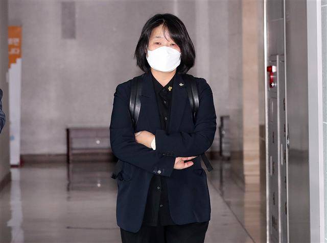 출근하는 윤미향 의원 - 윤미향 더불어민주당 의원이 8일 오전 서울 여의도 국회 의원회관 사무실로 출근하고 있다. 2020.6.8/뉴스1