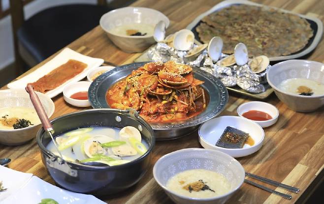 백합구이와 백합찜, 백합죽이 포함된 찜정식 차림 [사진/성연재 기자]