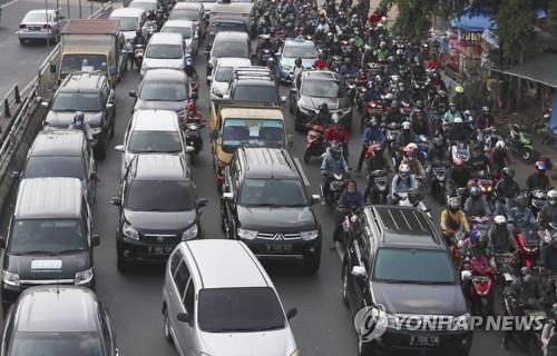 8일 교통체증 다시 시작된 자카르타 출근길 [AP=연합뉴스]