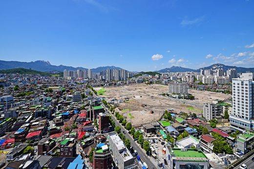 (사진) GS건설이 올해 일반 분양에 나설 예정인 장위뉴타운 4구역은 이주·철거를 마친 상태다. 왼쪽 10구역은 관리 처분 인가 후 이주 중이다. 시공사는 대우건설이다. /이승재 기자