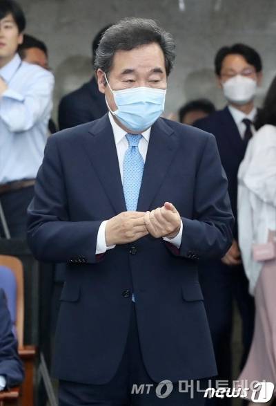 (서울=뉴스1) 박세연 기자 = 이낙연 더불어민주당 코로나19국난극복위원장이 8일 오전 서울 여의도 국회에서 열린 의원총회에 참석하고 있다. 2020.6.8/뉴스1