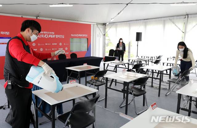 [양주=뉴시스] 전진환 기자 = 14일 한국여자프로골프(KLPGA)투어 KLPGA챔피언십이 열린 경기도 양주 레이크우드골프장에서 대회 진행요원들이 미디어센터 방역을 하고 있다. 2020.05.14.   amin2@newsis.com