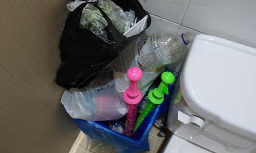 양양군 해변 한&nbsp;회장실에 쓰레기 수거함에는 맥주 캔, 상추, 초고추장, 일회용 용기, 소주병, 물티슈 등 각종 쓰레기 더미가 수북이 쌓여 있는 모습.