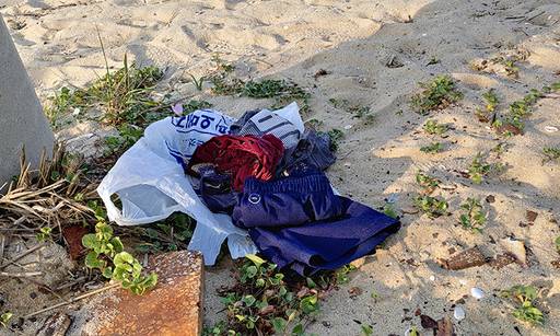 지경리 해수욕장에는 수영복 등이 버려져 있는 모습.