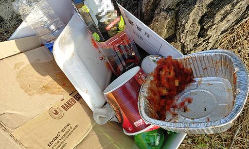 지경리 해수욕장 인근 소나무 숲에 피서객이 버린 각종 음식물 쓰레기가 방치 된 모습.