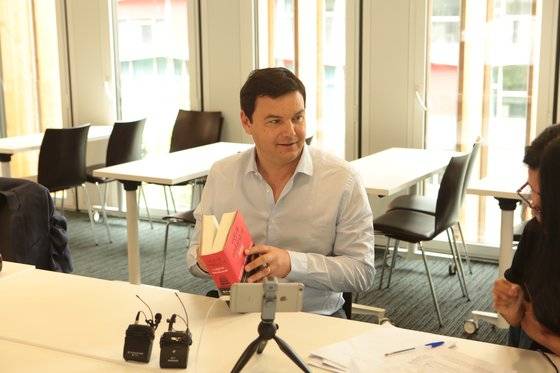 토마 피케티 파리경제대 교수가 8일 오후 2시 파리 현지에서 열린 출판 기념 기자 간담회에서 질문에 답변하고 있다. [문학동네 제공]