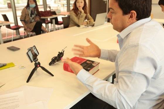 피케티 교수가 화상 회의 소프트웨어 줌(ZOOM)을 통해 한국에서 접속한 기자의 질문에 답변을 하고 있다. [문학동네]