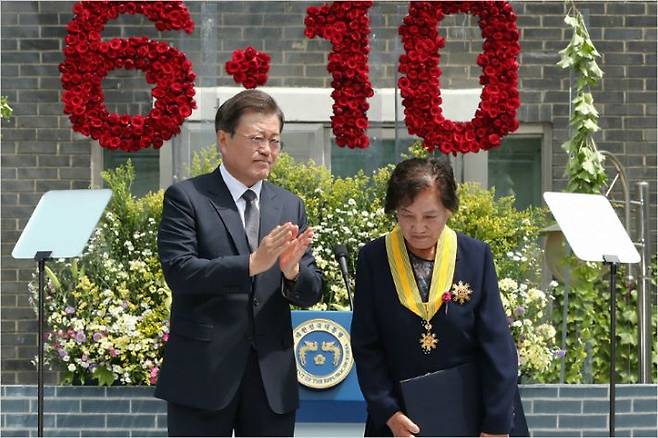 10일 오전 서울 용산구 민주인권기념관에서 열린 6·10 민주항쟁 기념식에서 문재인 대통령으로부터 국민훈장 모란장을 수여 받은 고(故) 이한열 열사 모친 배은심 씨가 참석자들에게 인사하고 있다.(사진=연합뉴스)