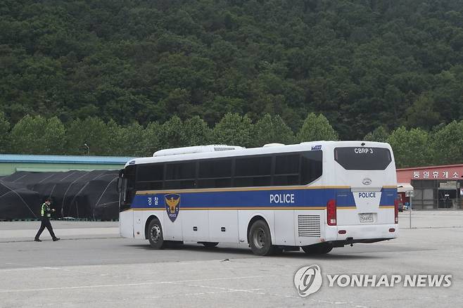 접경지에 대기하는 경찰 (파주=연합뉴스) 임병식 기자 = 10일 경기도 파주시 탄현면 통일동산에서 전단 기습 살포를 대비해 경찰이 배치되어 있다.       이날 통일부는 대북전단 살포 활동을 해온 탈북자 단체를 남북교류협력법 위반으로 고발하고 법인 설립허가를 취소하기로 했다. andphotodo@yna.co.kr