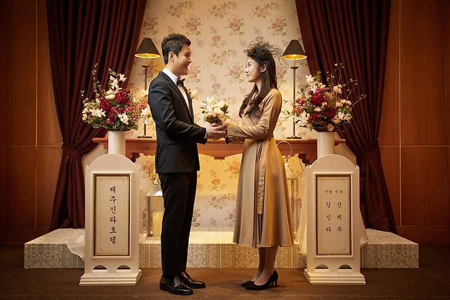 제주 신라호텔은 신혼부부에게 1980년대 감성의 ‘옛날 결혼식’을 재현해 사진을 찍어주는 프로그램을 제공한다. 사진 제주 신라호텔 제공