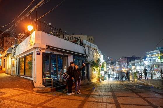 '단밤' 포차 외관을 촬영한 이태원 녹사평역 인근의 술집 '서울밤(현재는 리모델링 중이다)' . 인증사진을 찍는 사람들이 부쩍 늘었다. 백종현 기자