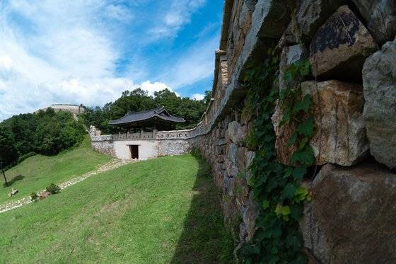 '킹덤' 시즌2에서 문경새재 성곽으로 등장하는 고모산성. [사진 문경시]