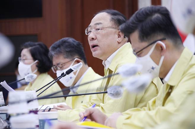 홍남기 경제부총리 겸 기획재정부 장관이 11일 오전 정부서울청사에서 열린 제6차 비상경제 중앙대책본부 회의를 주재하며 발언하고 있다. [연합뉴스]