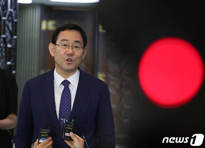 주호영 원내대표가 12일 오전 서울 여의도 국회에서 열린 의원총회를 마친 후 취재진의 질의에 답하고 있다. 주 원내대표는 "오늘 본회의에 참석하지 않기로 했다"며 "다만 우리의 뜻을 분명하게 밝히기 위해 한 분 정도가 의사진행 발언을 하러 들어갈 것"이라고 했다. 2020.6.12/뉴스1 © News1 신웅수 기자