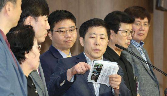 박상학 자유북한운동연합 대표(왼쪽다섯번째)가 8일 오후 서울 여의도 국회 소통관에서 열린 대북전단 및 북한인권 관련 입장 발표 기자회견에서 전단을 들어보이며 발언하고 있다. <사진=연합뉴스>