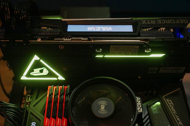 후면에도 LED를 달았다. LED와 액정 디스플레이는 개인화가 가능하다.